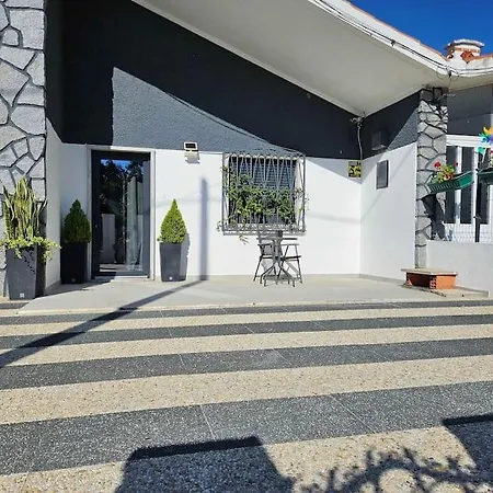 House Of Belverde With Pool بيت للعطل أمورا
